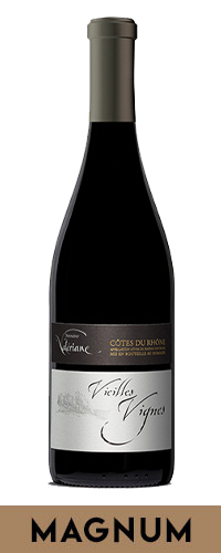 Domaine de la Valériane. Côtes du Rhône Rouge vieilles vignes. La robe est brillante, d’un beau rouge cerise, les arômes de fruits mûrs et de griottes se mêlent à des saveurs d’épices. L’attaque est ronde avec des tanins très présents, fins et charnus, on retrouve en bouche des notes d’épices avec une belle persistance aromatique.