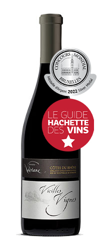 Domaine de la Valériane. Côtes du Rhône Rouge vieilles vignes. La robe est brillante, d’un beau rouge cerise, les arômes de fruits mûrs et de griottes se mêlent à des saveurs d’épices. L’attaque est ronde avec des tanins très présents, fins et charnus, on retrouve en bouche des notes d’épices avec une belle persistance aromatique.