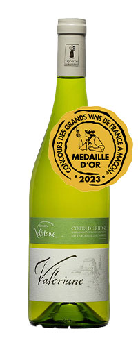 Valériane Tradition Blanc Côtes du Rhône. La robe est brillante, d’un jaune pâle aux reflets presque blancs. Nez délicat et très floral avec des notes d’agrumes. En bouche, rondeur et fraîcheur forment un équilibre harmonieux, avec des arômes de petites fleurs blanches très présentes en finale.