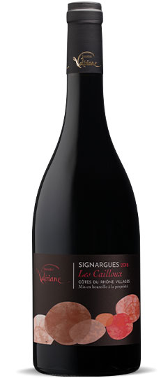 Domaine de la Valériane. Signargues les cailloux. La robe est soutenue d’un rouge profond aux reflets rubis. Le nez est complexe, avec un bouquet intense où se mêlent des arômes de sous-bois, de cassis, et d’épices. En bouche équilibré, avec du gras et des tanins ondus, bien présents en finale.